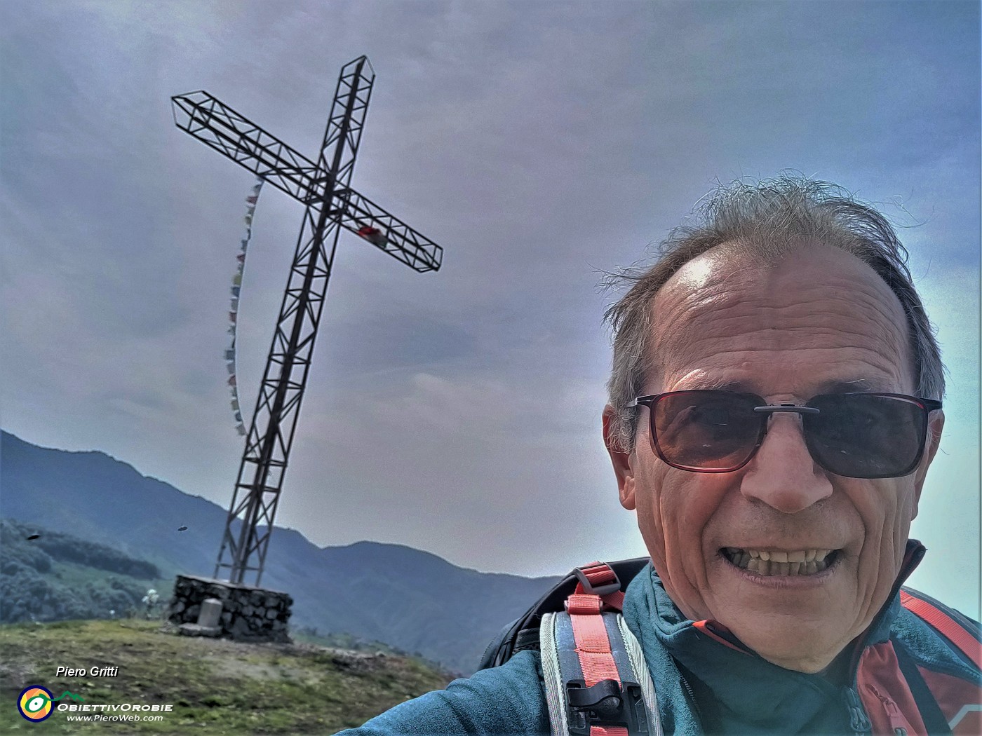 50 Alla croce di vetta del Pizzo di Spino (958 m).jpg